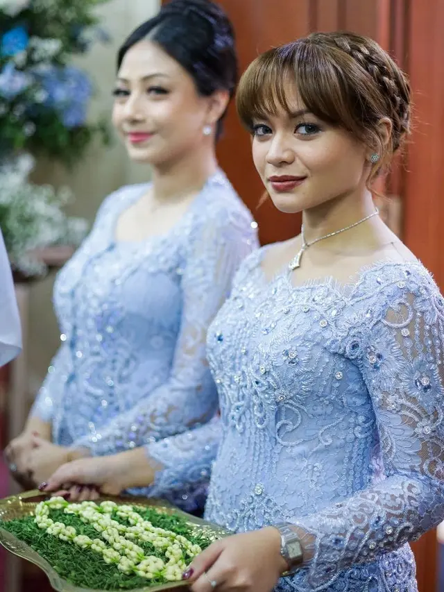 Amel Carla kenakan kebaya saat Tunangan hingga Resepsi Pernikahan sang Kakak. [@amelcarla]