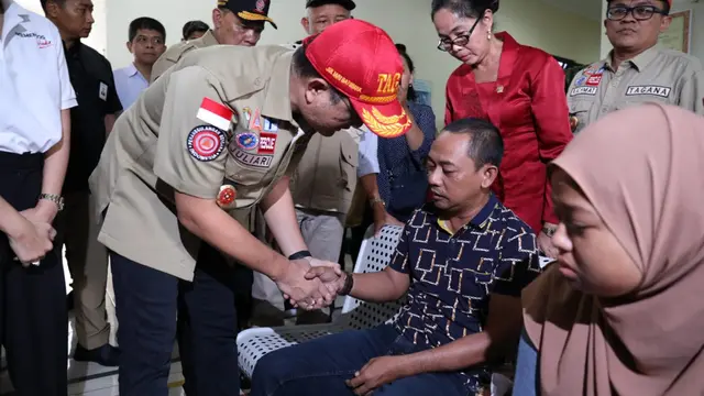 Mensos Sampaikan Duka Mendalam kepada Keluarga Siswa SMPN 1 Turi Korban dan Salurkan Santunan