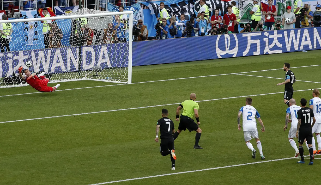 Kiper Islandia, Hannes Halldorsson, menepis penalti bintang Argentina, Lionel Messi,  pada laga Grup D Piala Dunia di Stadion Spartak, Moskow, Sabtu (16/6/2018). Islandia bermain imbang 1-1 dengan Argentina. (AP/Rebecca Blackwell)