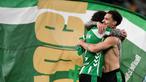 Real Betis sukses mengamankan satu tempat di Liga Champions musim depan setelah mengalahkan Elche dengan skor 2-1 di Estadio de La Cartuja pada Rabu (13/5/2026) dini hari WIB. (AFP/Cristina Quicler)