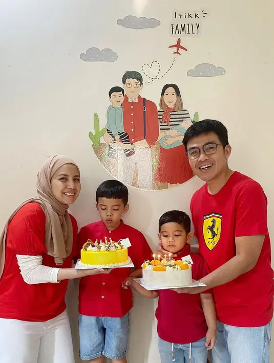 Keluarga artis Tya Ariestya rayakan HUT ke-77 RI sekaligus anniversary pernikahannya bersama sang suami. Di momen itu, mereka tampil kompak kenakan kaos merah. (Instagram/tya_ariestya).