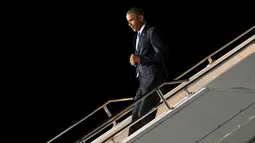 Presiden AS, Barack Obama menuruni anak tangga saat tiba di bandara intenasional Kenyatta, Nairobi, Kenya, (24/7/2015). Obama mengunakan Pesawat Air Force One yang mendarat pukul 20.00 waktu Kenya. Di tengah kota Nairobi. (REUTERS/Jonathan Ernst)