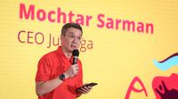 CEO PT Juara Raga Adidaya (JUARAGA), Mochtar Sarman memberikan sambutan&nbsp;saat launching merchandise resmi Piala Dunia U-20 2023 di Atrium Mall FX Sudirman, Senayan, Jakarta, Rabu (08/03/2023). (Bola.com/Bagaskara Lazuardi)