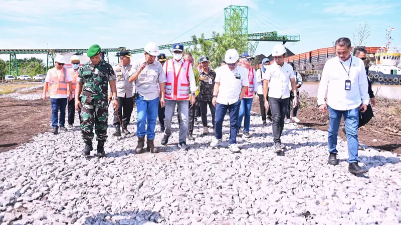 Menteri Perhubungan (Menhub) Budi Karya Sumadi melakukan pertemuan dengan para pemilik Terminal Khusus di Banjarmasin, Sabtu (19/8/2023). (Dok Kemenhub)