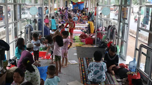 Banjir, Lansia dan Anak-Anak Mengungsi di Halte Transjakarta Jembatan Baru