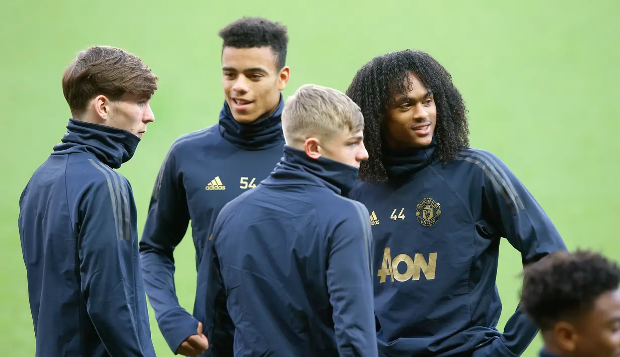 Pemain Manchester United, James Garner, Mason Greenwood, Brandon Williams dan Tahith Chong tiba menghadiri latihan tim di stade St Princes des Princes di Paris, Prancis (5/3). (AP Photo/Michel Euler)