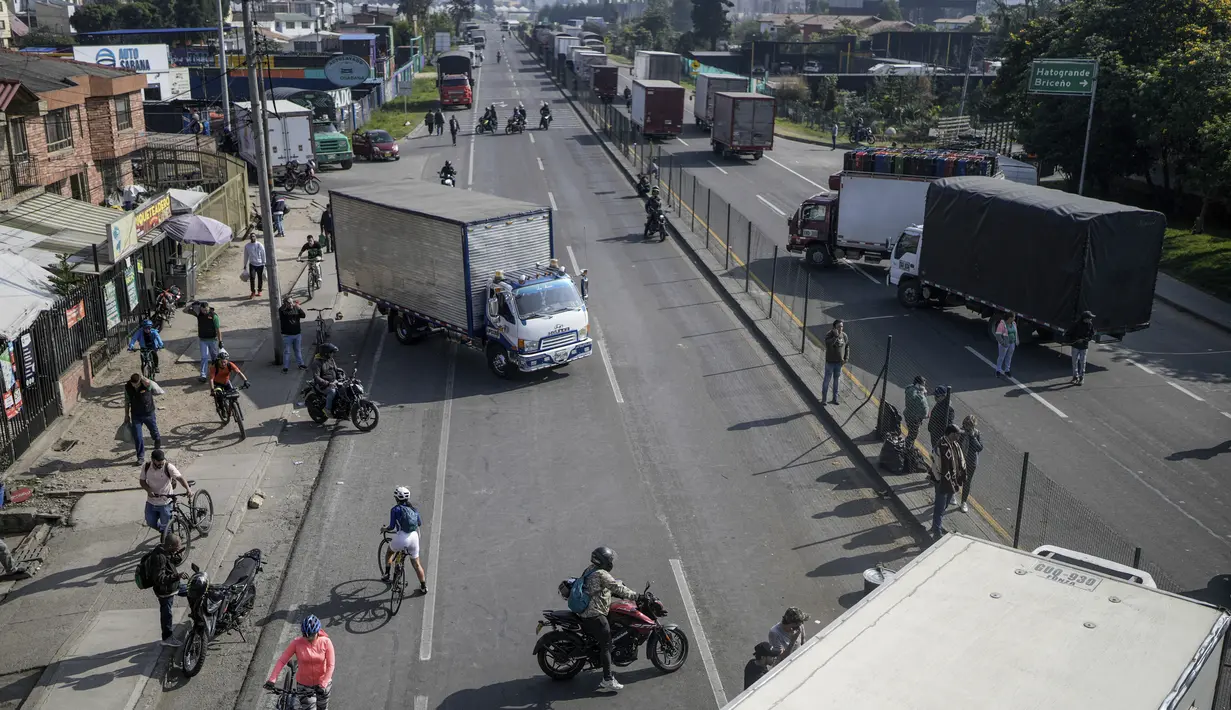 Hari ini, para pengendara sepeda motor dan pengemudi taksi bergabung dalam aksi protes tersebut. (AP Photo/Ivan Valencia)