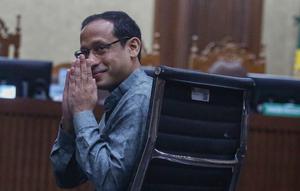 Mantan Menteri Pendidikan, Kebudayaan, Riset, dan Teknologi (Mendikbudristek) Nadiem Anwar Makarim saat menghadiri sidang perdana kasus dugaan tindak pidana korupsi (Tipikor) terkait program digitalisasi pendidikan berupa pengadaan laptop Chromebook dan Chrome Device Management (CDM) di lingkungan Kemendikbudristek tahun 2019–2022 di Pengadilan Tipikor, Jakarta, Senin (5/1/2026). Nadiem Anwar Makarim akhirnya dihadirkan dalam sidang pembacaan dakwaan kasus dugaan tindak pidana korupsi (Tipikor) terkait program digitalisasi pendidikan berupa pengadaan laptop Chromebook dan Chrome Device Management (CDM) di lingkungan Kemendikbudristek tahun 2019–2022. (merdeka.com/Arie Basuki)