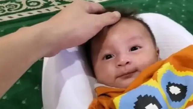 6 Potret Kiano Temani Baim Wong di Masjid, Anteng dan Bikin Gemas