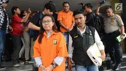 Tim Satgas Antimafia Bola menggiring tersangka dugaan pengaturan skor Anik Yuni Artikasari di Polda Metro Jaya, Jakarta, Rabu (10/4). Satgas Antimafia Bola menangkap enam tersangka dalam kasus pengaturan skor. (merdeka.com/Imam Buhori)