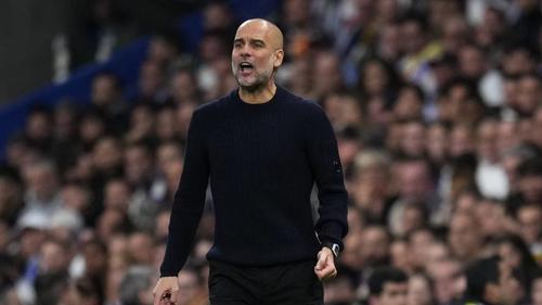 Pep Guardiola memberikan instruksi dalam laga Liga Champions 2024/2025 antara Real Madrid vs Manchester City, Kamis (20/2/2025) dini hari WIB. (c) AP Photo/Manu Fernandez