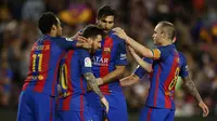 Para pemain Barcelona berusaha menenangkan Lionel Messi, yang kecewa usai pertandingan melawan Eibar pada laga pekan terakhir La Liga di Camp Nou, Minggu (21/5/2017). Meski menang, Barcelona tetap gagal juara La Liga. (AP/Manu Fernandez)