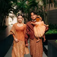 Dirancang Didiet Maulana, Mahalini Raharja pakai kebaya modifikasi full payet dengan kain Endek Bali. Outfit warm tone itu cerminkan budaya Sunda dan Bali dalam satu look [@mahaliniraharja]