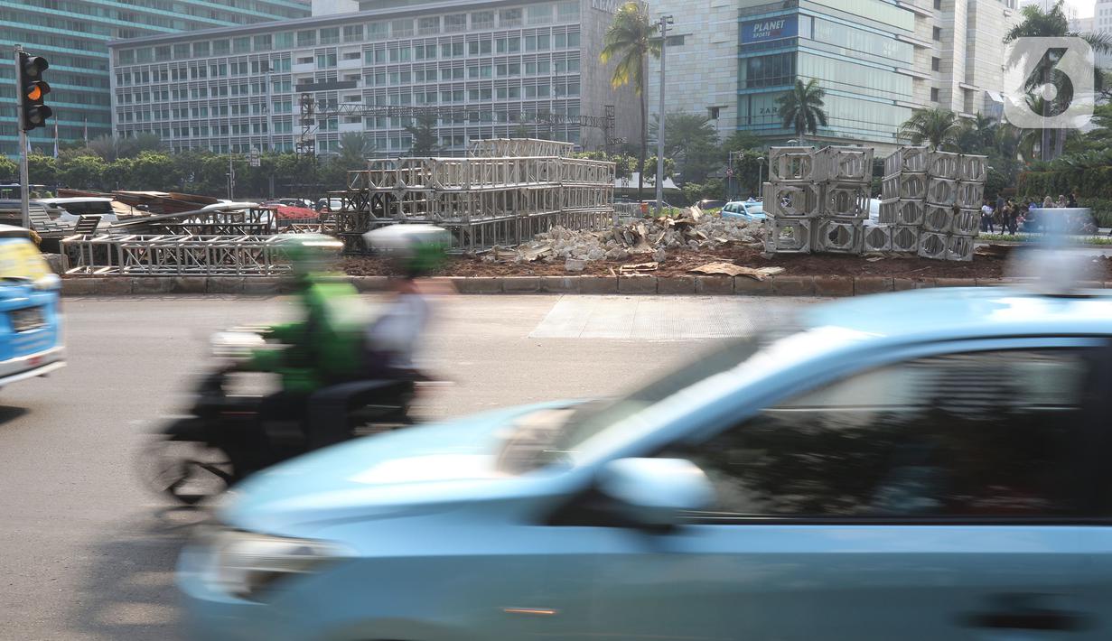 Kendaraan melintas di sekitar kawasan Bundaran HI, Jakarta, Selasa (24/12/2019). Pemprov DKI Jakarta membongkar sementara instalasi bebatuan Gabion dan akan membangunnya kembali usai tahun baru. (Lipuran6.com/Herman Zakharia)