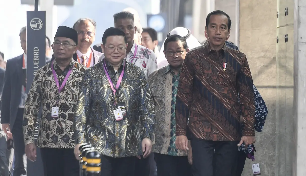 Jokowi berangkat dari Stasiun Bundaran Hotel Indonesia (HI), Jakarta Pusat, menuju Stasiun ASEAN, Jakarta Selatan. (FOTO: ANTARA FOTO/Hafidz Mubarak A/pool)