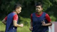 Pemain Persija Jakarta, Bambang Pamungkas dan Ismed Sofyan, saat mengikuti sesi latihan jelang laga Liga 1 di Lapangan Sutasoma, Jakarta, Jumat (07/12). Persija akan berhadapan dengan Mitra Kukar. (Bola.com/M Iqbal Ichsan)