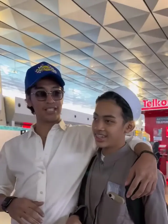 Umi Pipik antar anak bungsunya sekolah ke Yaman. [Foto: Instagram/_ummi_pipik_]