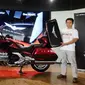 Dealer Honda Astra Motor menyerahkan Honda Gold Wing terbaru kepada konsumen di  Showroom Astra Motor Astra Biz Center BSD, Tangerang, Jumat (20/4/2018).