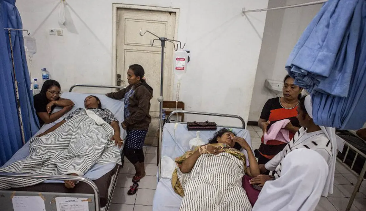 Beberapa penumpang yang selamat tampak mendapat perawatan medis. Dalam kecelakaan yang terjadi Jumat (18/04/14), tujuh orang meninggal, tiga di antaranya anak-anak (AFP Photo/STR)