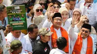 Bakal calon gubernur dan wakil gubernur DKI Jakarta, Ridwan Kamil-Suswono berjalan menuju kantor Komisi Pemilihan Umum (KPU) Provinsi DKI Jakarta, Rabu (28/8/2024). (Liputan6.com/Herman Zakharia)