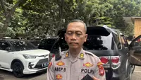 Dua Pelajar SMA Bandung Acungkan Pedang Samurai ke Polisi