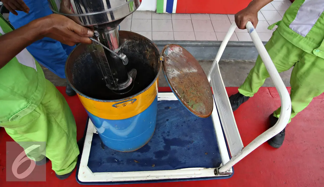 Petugas memasukan mesin dispenser BBM ke dalam drum, Jakarta, Kamis (9/6). Kegiatan ini untuk memberi pemahaman kepada masyarakat sehubungan dengan isu praktik kecurangan oleh oknum SPBU yang terjadi beberapa waktu lalu. (Liputan6.com/Immanuel Antonius)