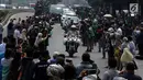 Warga mengambil gambar iring-iringan mobil jenazah yang membawa almarhum Presiden ke-3 RI, BJ Habibie saat melintasi Jalan Gatot Subroto menuju TMP Kalibata, Jakarta, Kamis (12/9/2019). BJ Habibie meninggal pada Rabu (11/9/2019) setelah menjalani perawatan di RSPAD. (Liputan6.com/Johan Tallo)