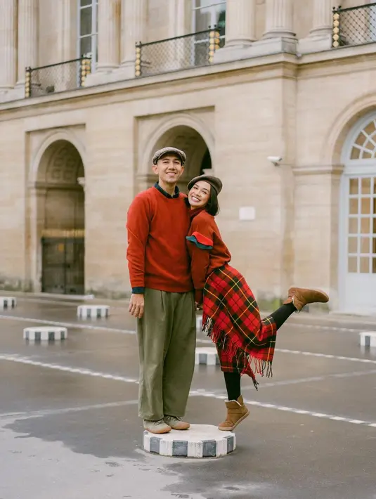 Ia mengenakan long sleeve dan tartan skirt yang dipadukan dengan legging dan boots. Lengkap dengan topi [instagram/andienaisyah]