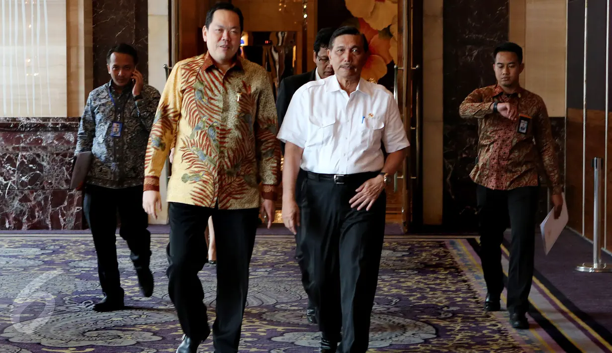 Menko Bidang Kemaritiman, Luhut Binsar Pandjaitan didampingi Managing Director, Chief Country Officer Deutsche Bank Indonesia, Kunardy Lie ketika tiba pada acara Economy and Investment Roundtable 2016 di Jakarta (03/11). (Liputan6.com/Fery Pradolo)