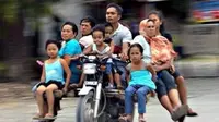 (Foto: CrazyinINA/Twitter) Satu motor bisa bawa satu keluarga.