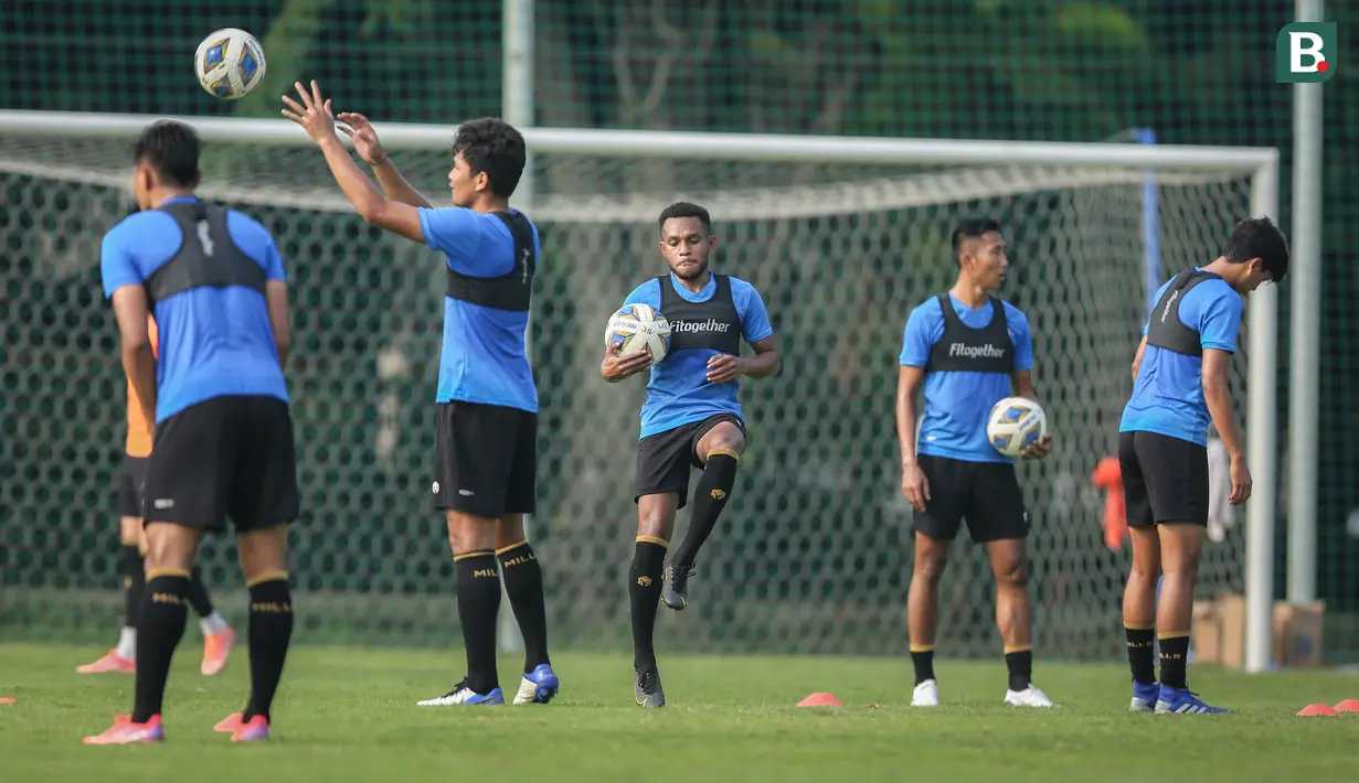 Gunansar Mandowen (tengah) dan sejumlah pemain Timnas Indonesia saat latihan persiapan kualifikasi Piala AFC 2023 yang berlangsung di Lapangan G, Senayan, Sabtu (02/10/2021). Indonesia dijadwalkan akan menghadapi Taiwan pada 7 dan 11 Oktober 2021 di Thailand. (Bola.com/Bagaskara Lazuardi)