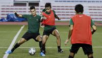 Pemain Timnas Indonesia U-22, Osvaldo Haay, berebut bola dengan Muhammad Rafli saat latihan di Stadion Rizal Memorial, Manila, Jumat (22/11). Latihan ini persiapan jelang laga SEA Games 2019. (Bola.com/M Iqbal Ichsan)