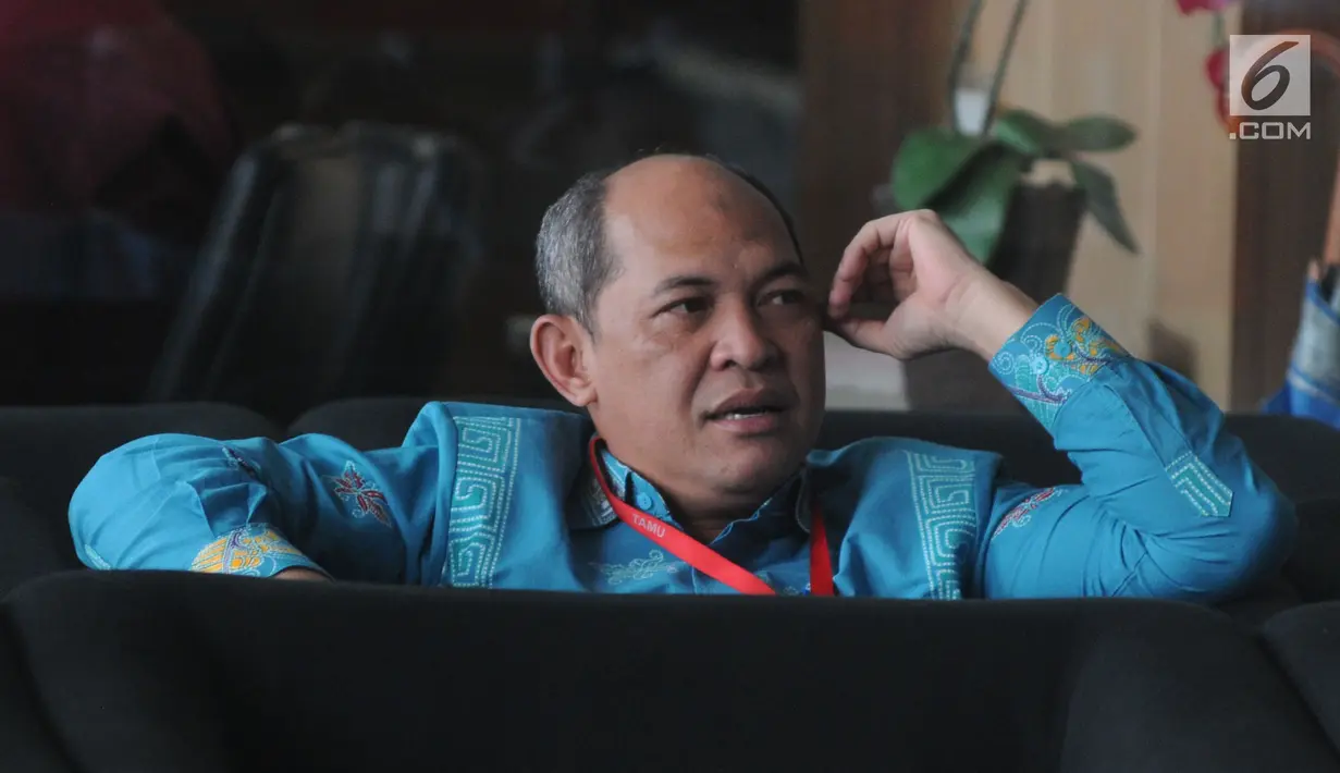 Kadis Lingkungan Hidup Provinsi Kalteng Fahrizal Fitri menunggu untuk menjalani pemeriksaan oleh penyidik KPK, Jakarta, Rabu (5/12). Fahrizal diperiksa terkait kasus dugaan suap terhadap anggota DPRD Kalimantan Tengah (Kalteng). (Merdeka.com/Dwi Narwoko)