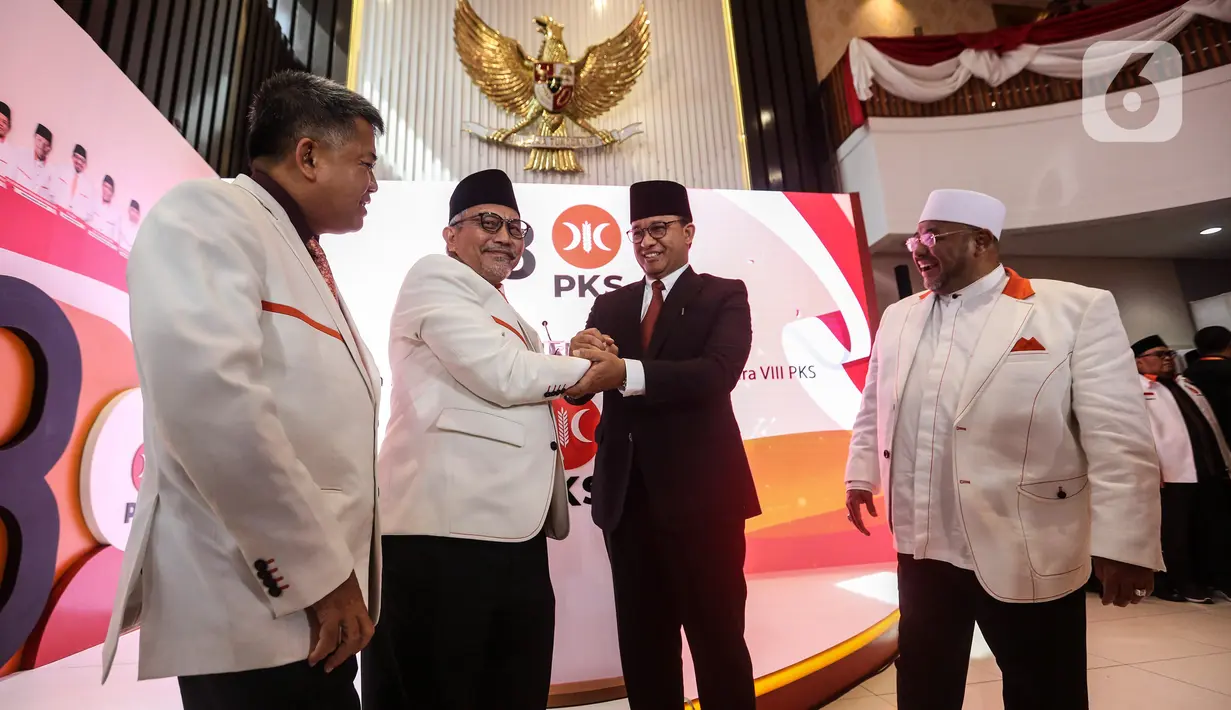 Presiden PKS Ahmad Syaikhu bersalaman dengan mantan Gubernur DKI Jakarta Anies Rasyid Baswedan usai menyematkan peci sebagai tanda dukungan sebagai bakal calon presiden 2024-2029 usai pembacaan hasil keputusan Musyawarah Majelis Syuro VIII PKS di Jakarta, Kamis (23/2/2023). PKS secara resmi mendukung Anies Baswedan sebagai bakal calon presiden tahun 2024-2029. (Liputan6.com/Johan Tallo)