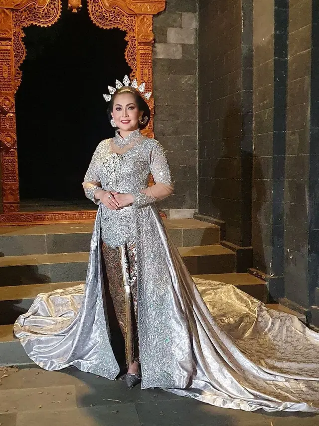 Kini Jadi Paranormal, Ini 6 Potret Ratna Listy Pakai Kebaya Jawa