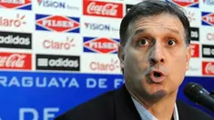 Pelatih Timnas Paraguay asal Argentina, Gerardo "Tata" Martino, dalam konferensi pers saat rilis skuad preliminay La Albirroja di markas besar Asosiasi Sepakbola Paraguay di Asuncion, 4 Mei 2010. AFP PHOTO / Norberto DUARTE