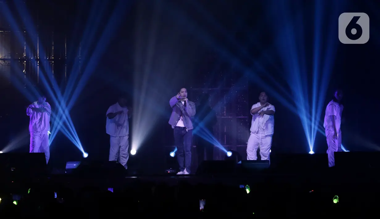 Anggota kelompok GOT7 asal Korea Selatan, Jay B (tengah) menggelar konser solonya bertajuk konser JAY B Tape: Press Pause Live in Jakarta di Kasablanka Hall, Jakarta Selatan, Sabtu (22/10/2022). Ini merupakan salah satu rangkaian tur konser keliling dunia Jay B di tahun 2022. (Liputan6.com/Helmi Fithriansyah)