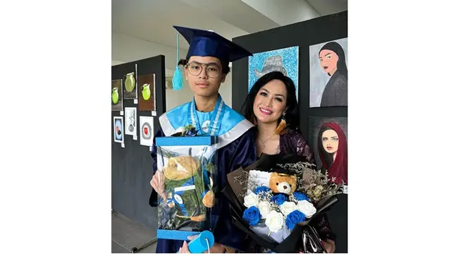 6 Potret Ferry Salim dan Istri Hadiri Wisuda Putra Bungsu, Ungkap Rasa Bangga