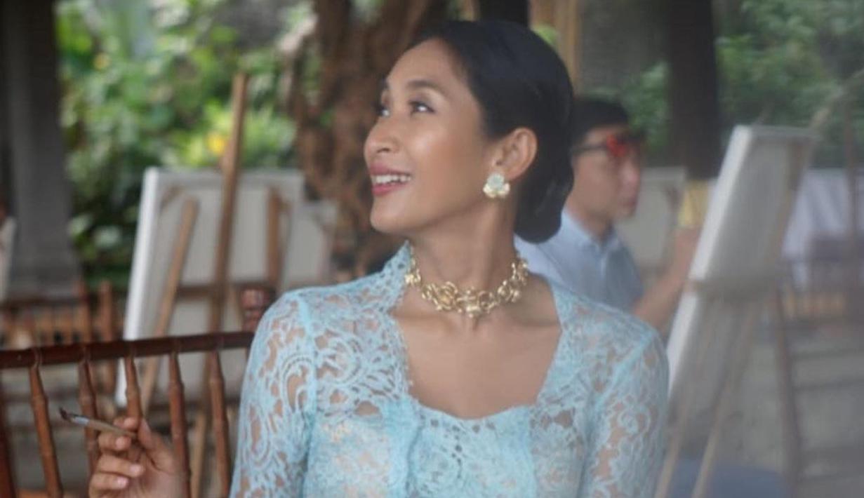 Belajar melukis saat memakai kebaya klasik berwarna biru juga bisa ditiru. Wanita yang kini menetap di Bali ini terlihat begitu anggun dengan kebaya serta kalung dan anting yang digunakan. (Liputan6.com/IG/@happysalma)