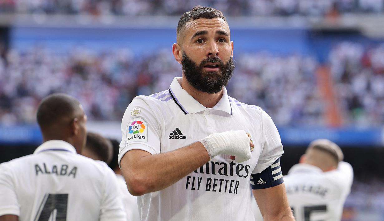 Karim Benzema. Striker Real Madrid asal Prancis ini hingga kini tercatat telah mencetak 12 gol dan 10 assist ke gawang Barcelona hanya bersama Real Madrid dalam 42 laga. Saat berseragam Olympique Lyon ia gagal mencetak satu gol pun ke gawang Barcelona dari total 3 laga di Liga Champions musim 2007/2008 dan 2008/2009. Gol ke-12 baru saja dicetaknya dalam laga El Clasico di pekan ke-9 Liga Spanyol 2022/2023 (16/10/2022). (AFP/Thomas Coex)
