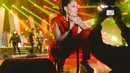 Cinta Laura tampil menawan di atas panggung dengan outfit merah. Detail gaun yang dikenakannya ini memiliki bahu asimetris dan high slit di bagian roknya. [Foto: Instagram/claurakiehl]
