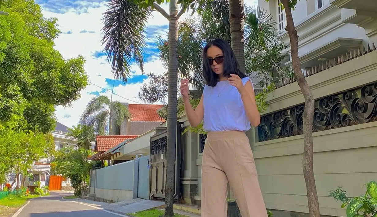 Tak hanya kerap tampil anggun, nyatanya Asha juga tampil menawan dengan kenakan kacamata hitam yang kekinian. Gayanya yang trendi ini berhasil mencuri perhatian publik. Gaya simpel Asha tetap membuatnya tampil keren. (Liputan6.com/IG/@asha.assuncao)