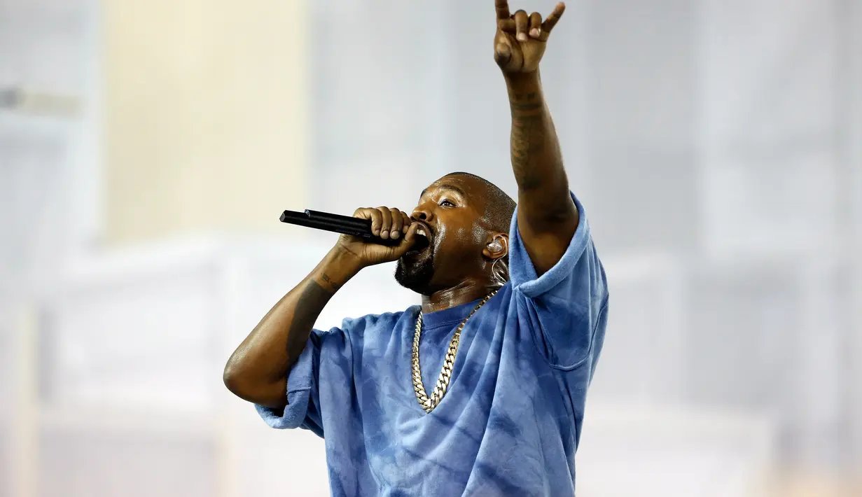 Kanye West, suami Kim Kardashian ini dikabarkan sedang menjalani perawatan intensif di rumah sakit karena mengalami gangguan mental. Hal ini menyebabkan Kanye harus menunda jadwal turnya. (AFP/Bintang.com)