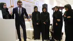 Mantan pemain sepak bola Inggris dan duta UNICEF, David Beckham bermain dengan robot yang dibuat oleh Tim Robotika Putri Afghanistan di Forum Doha di ibukota Qatar (27/3/2022). (Marwan Tahtah/Mofa/Doha Forum)