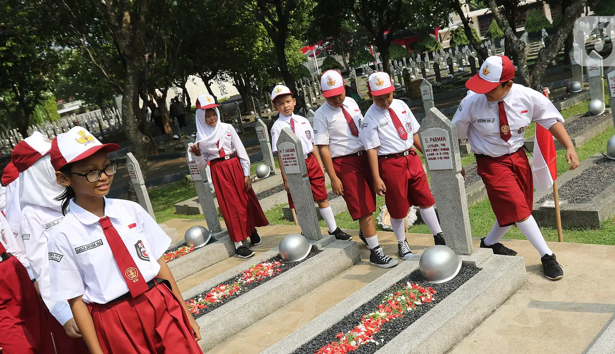 Sejumlah pelajar melakukan ziarah saat peringatan Hari Pahlawan Nasional di Taman Makam Pahlawan (TMP) Utama Kalibata, Jakarta Selatan, Minggu (10/11/2109). Ziarah tersebut digelar dalam rangka peringatan Hari Pahlawan 10 November 2019. (Liputan6.com/Herman Zakharia)