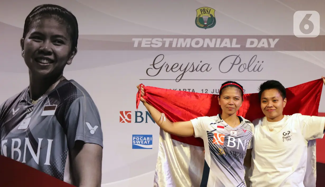 Pebulu tangkis ganda putri, Greysia Polii bersama Apriyani Rahayu berfoto bersama usai mengumumkan pengunduran dirinya secara resmi sebagai atlet professional di Istora Senayan Jakarta, Minggu (12/6/2022). Bersama Apriyani Rahayu, Greysia Polii mencetak sejarah dengan meraih emas di Olimpiade Tokyo 2020. (Liputan6.com/Helmi Fithriansyah)
