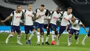 Para pemain Tottenham Hotspur merayakan akhir pertandingan babak keempat Piala Liga Inggris usai menghadapi Chelsea di Stadion Tottenham Hotspur, London, Rabu (30/9) dini hari WIB. Tottenham melangkah ke perempat final setelah menang adu penalti atas Chelsea 5-4. (Matt Dunham/Pool via AP)