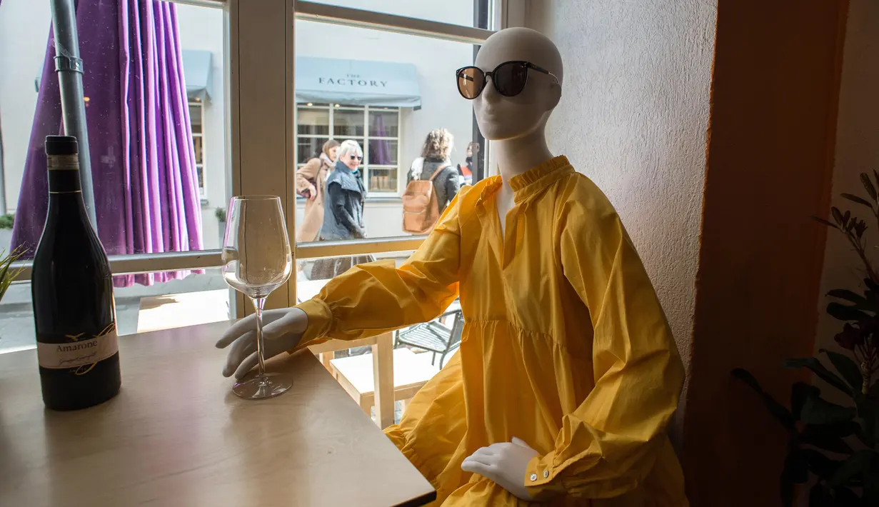 Sebuah maneken yang mengenakan busana kreasi desainer lokal terlihat di sebuah restoran di Kota Tua Vilnius, Lithuania, Kamis (21/5/2020). Sejumlah restoran dan kafe di Lithuania memamerkan koleksi busana karya desainer lokal yang terdampak COVID-19. (Xinhua/Alfredas Pliadis)