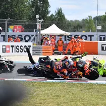Kekacauan pada start balapan MotoGP Hungaria 2026 yang awalnya disebabkan kecelakaan yang dialami Jorge Martin. (Ferenc ISZA / AFP)