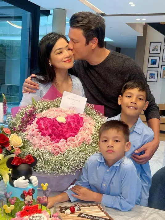 Momen ulang tahun Titi Kamal ini pun tampak dirayakan secara sederhana bersama keluarga kecilnya. Dirinya juga memilih untuk merayakan di rumah. (Liputan6.com/IG/@titi_kamall)